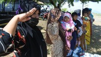 Sejumlah pelajar dan pemuda yang tinggal di perbukitan tandus Desa Curah Cottok memaknai Sumpah Pemuda dengan mengembangkan desanya dalam hal akses air bersih. ANTARA FOTO/Seno.
