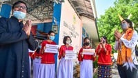 Puteri Indonesia asal Provinsi Maluku Yoan Clara Teken (kanan) memperingati Hari Sumpah Pemuda bersama pelajar di SMA Sanata Karya Langgur, Kabupaten Maluku Tenggara (Malra), Provinsi Maluku, Kamis (28/10/2021). ANTARA FOTO/FB Anggoro.