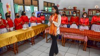 Yoan Clara dalam peringatan Hari Sumpah Pemuda mengajak anak muda terutama para perempuan untuk terus mengasah kemampuan, menjaga perilaku, dan bangga terhadap daerah asalnya tanpa harus meninggalkan jati diri sebagai orang Kepulaun Kei, Maluku, di tengah tantangan era globalisasi. ANTARA FOTO/FB Anggoro.