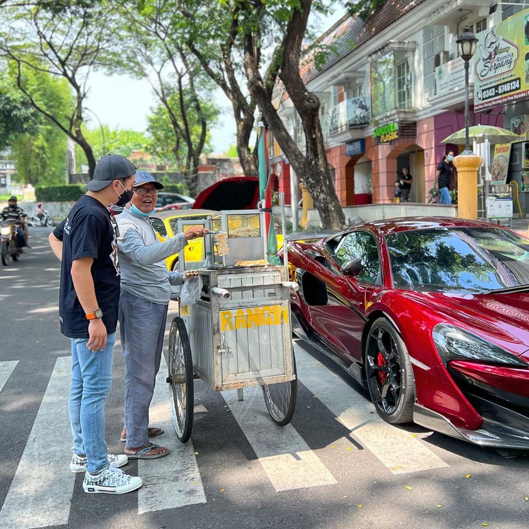 Wow! Pria Ini Jajan Kue Rangi Gerobakan Naik Ferrari Rp 6,2 M