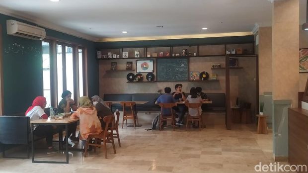 Jom's Coffee & Eatery, Rawamangun