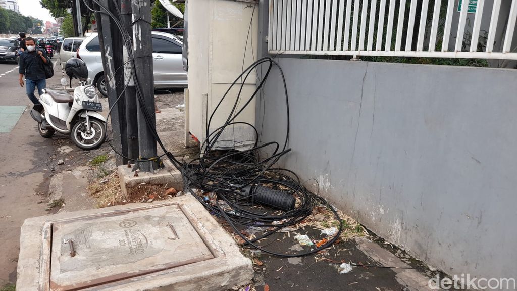 Kabel-kabel semrawut di Jl Mampang Prapatan Raya, 28 Oktober 2021, 11.00 WIB. (Marteen Ronaldo/detikcom)