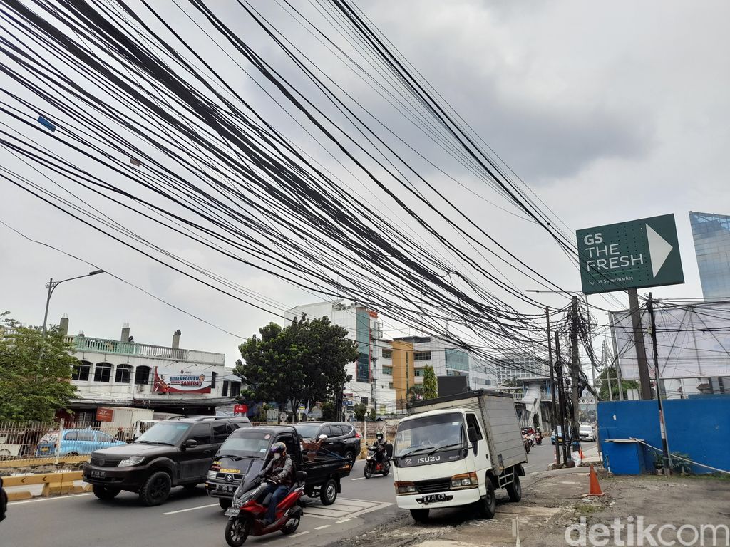 Kabel-kabel semrawut di Jl Mampang Prapatan Raya, 28 Oktober 2021, 11.00 WIB. (Marteen Ronaldo/detikcom)