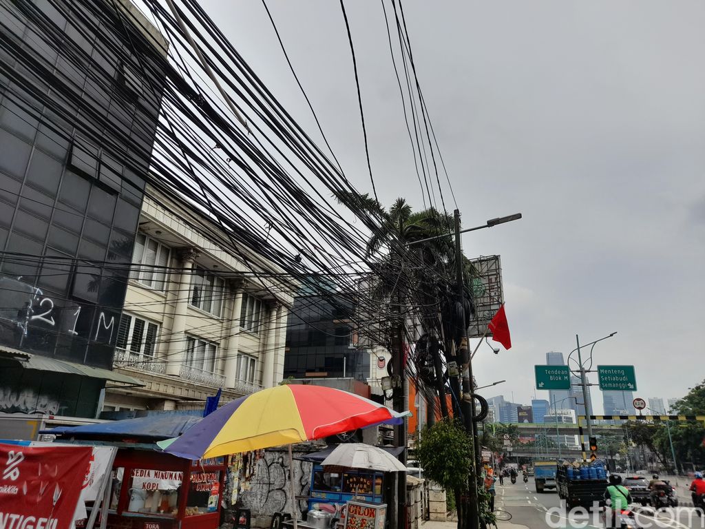 Kabel-kabel semrawut di Jl Mampang Prapatan Raya, 28 Oktober 2021, 11.00 WIB. (Marteen Ronaldo/detikcom)