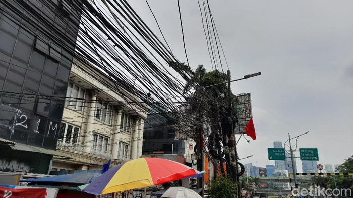 Kabel-kabel semrawut di Jl Mampang Prapatan Raya, 28 Oktober 2021, 11.00 WIB. (Marteen Ronaldo/detikcom)