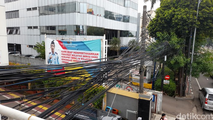 Kabel-kabel semrawut di Jl Mampang Prapatan Raya, 28 Oktober 2021, 11.00 WIB. (Marteen Ronaldo/detikcom)
