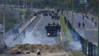 Polisi berhadapan dengan para pendemo di Ibu Kota Quito, Ekuador (27/10). Mogok nasional dilakukan sejak Selasa (26/10) sebagai reaksi kenaikan harga bahan bakar di Ekuador.