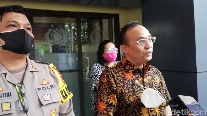 Kepala Staf Komnas Menwa Indonesia M. Arwani Denny mendatangi Polresta Solo, Kamis (28/10/2021). Kunjungan Denny dalam rangka mendukung polisi mengusut kasus meninggalnya peserta Diksar Menwa UNS Gilang Endi Saputra (21).