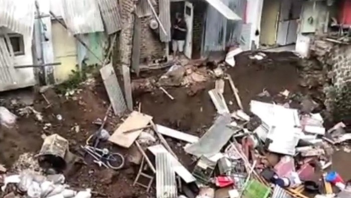 Kirmir di sungai Cikapundung ambrol, tiga rumah rusak