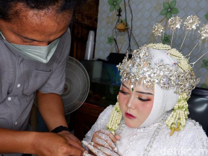Kisah anak band yang membantu sang istri menjadi MUA.