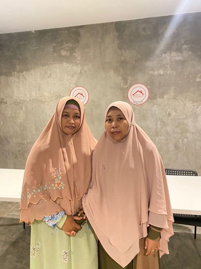 Aisyah kemudian dengan pembawaan yang tenang, menanggapi beragam komentar yang datang kepadanya. Ada yang menghujat dan mempertanyakan keikhlasannya. Karena apa yang sudah menjadi cita-cita dan perjuangan kami itu meskipun kami sadar bahwa yang kami lakukan itu adalah sesuatu yang tidak mudah bagi semua orang. Sama berbagai komentar netizen karena masing-masing punya pendapat. Tetap kamu menghargai dan memahami. Masing-masing perasaan itu kan sama, perasaan itu akan nampak bagaimana jika hatinya senang akan terlihat begitu juga sebaliknya, tuturnya panjang lebar. Foto: Dok/Nana Ratnawati Palaha.