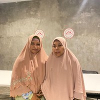 Aisyah kemudian dengan pembawaan yang tenang, menanggapi beragam komentar yang datang kepadanya. Ada yang menghujat dan mempertanyakan keikhlasannya. Karena apa yang sudah menjadi cita-cita dan perjuangan kami itu meskipun kami sadar bahwa yang kami lakukan itu adalah sesuatu yang tidak mudah bagi semua orang. Sama berbagai komentar netizen karena masing-masing punya pendapat. Tetap kamu menghargai dan memahami. Masing-masing perasaan itu kan sama, perasaan itu akan nampak bagaimana jika hatinya senang akan terlihat begitu juga sebaliknya, tuturnya panjang lebar. Foto: Dok/Nana Ratnawati Palaha.