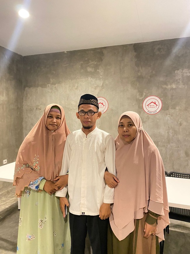 Aisyah mengungkapkan perasaannya melihat suaminya menikah lagi. Dia mengaku dirinya yang mengajukan poligami kepada suaminya. Sebagai seorang Muslim, ketika kita melakukan sesuatu itu kita betu-betul harus tahu dulu apa yang menjadi tujuan dan menjadi motivasi, ungkap Aisyah. Foto: Dok/Nana Ratnawati Palaha.