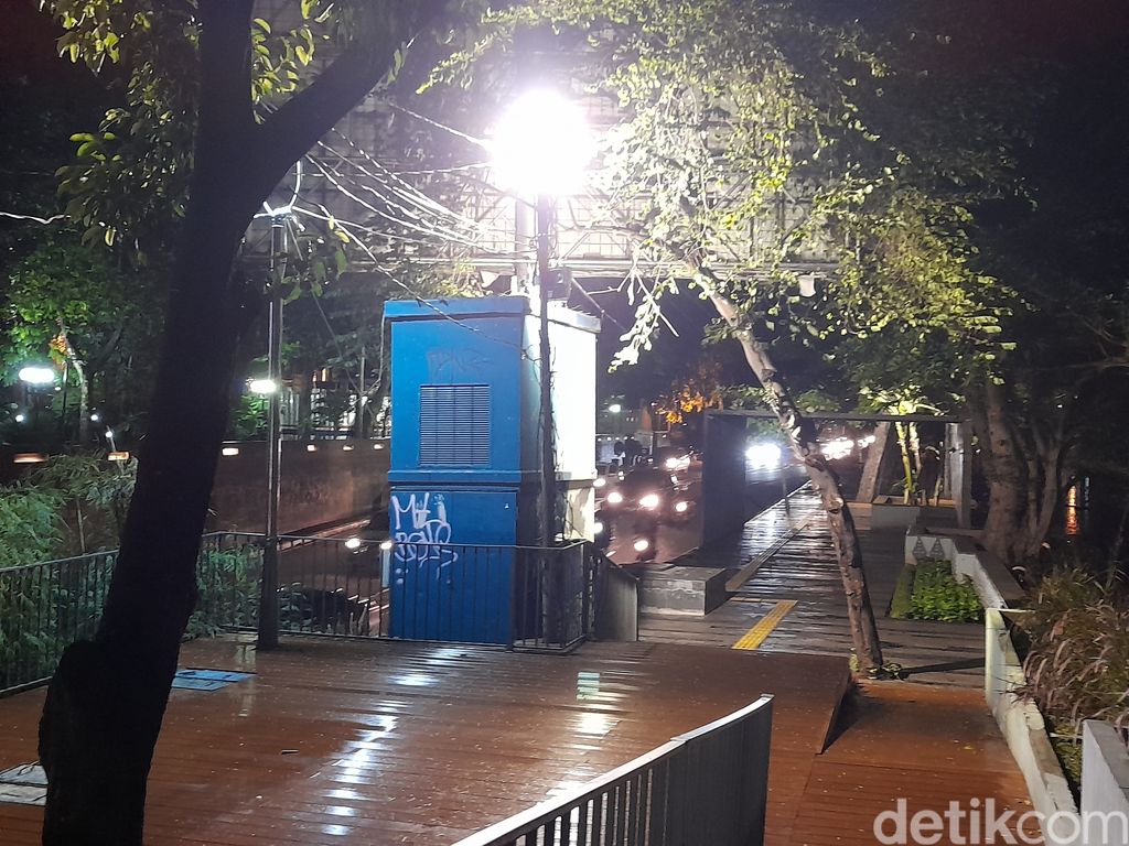 Kondisi lokasi terjadinya tindakan ekshibisionisme di seberang Stasiun Sudirman, Jakpus, kini lebih terang di malam hari ketimbang sepekan sebelumnya. Foto 28 Oktober 2021. (Marteen Ronaldo Pakpahan/detikcom) Kondisi lokasi terjadinya tindakan ekshibisionisme di seberang Stasiun Sudirman, Jakpus, kini lebih terang di malam hari ketimbang sepekan sebelumnya. Foto 28 Oktober 2021. (Marteen Ronaldo Pakpahan/detikcom)