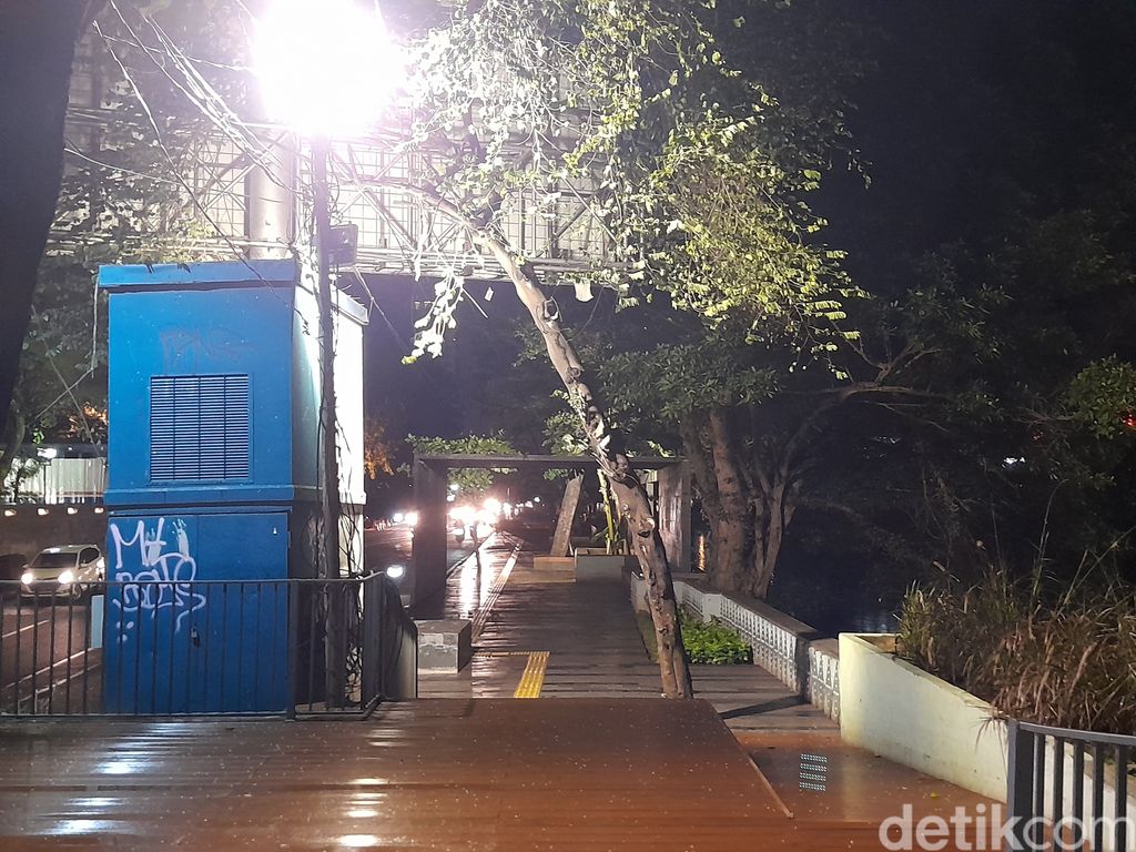 Kondisi lokasi terjadinya tindakan ekshibisionisme di seberang Stasiun Sudirman, Jakpus, kini lebih terang di malam hari ketimbang sepekan sebelumnya. Foto 28 Oktober 2021. (Marteen Ronaldo Pakpahan/detikcom)