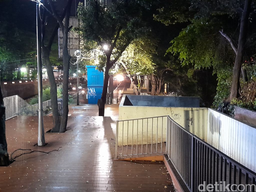 Kondisi lokasi terjadinya tindakan ekshibisionisme di seberang Stasiun Sudirman, Jakpus, kini lebih terang di malam hari ketimbang sepekan sebelumnya. Foto 28 Oktober 2021. (Marteen Ronaldo Pakpahan/detikcom) Kondisi lokasi terjadinya tindakan ekshibisionisme di seberang Stasiun Sudirman, Jakpus, kini lebih terang di malam hari ketimbang sepekan sebelumnya. Foto 28 Oktober 2021. (Marteen Ronaldo Pakpahan/detikcom)