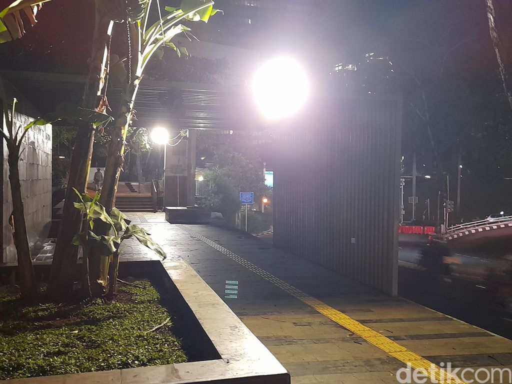 Kondisi lokasi terjadinya tindakan ekshibisionisme di seberang Stasiun Sudirman, Jakpus, kini lebih terang di malam hari ketimbang sepekan sebelumnya. Foto 28 Oktober 2021. (Marteen Ronaldo Pakpahan/detikcom)
