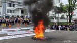 Kritisi Jokowi, Mahasiswa Bakar Ban dan Acungkan Kartu Merah