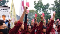 Para mahasiswa juga mengacungkan kartu merah.