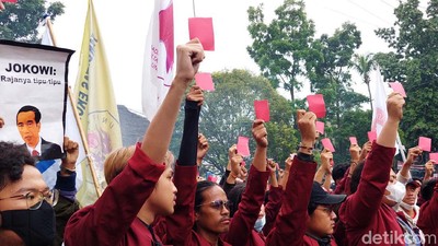 Kritisi Jokowi, Mahasiswa Bakar Ban dan Acungkan Kartu Merah