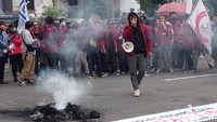 Sejumlah mahasiswa bergantian berorasi dan menyampaikan tuntutannya. Salah satunya dalam mengkritik kebijakan Presiden Joko Widodo di bidang pendidikan.