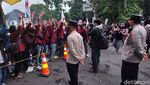 Kritisi Jokowi, Mahasiswa Bakar Ban dan Acungkan Kartu Merah