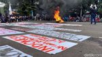 Kritisi Jokowi, Mahasiswa Bakar Ban dan Acungkan Kartu Merah