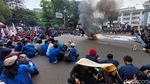 Kritisi Jokowi, Mahasiswa Bakar Ban dan Acungkan Kartu Merah