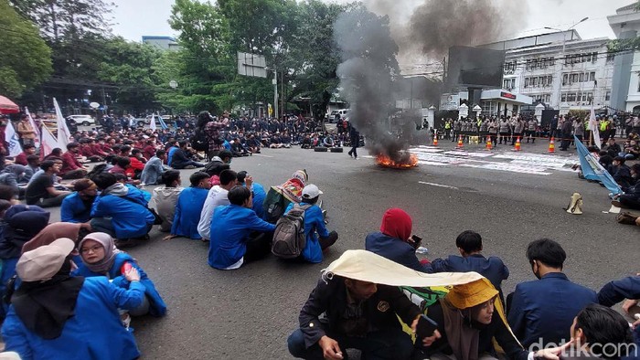 Kritisi Jokowi, Mahasiswa Bakar Ban dan Acungkan Kartu Merah Ratusan mahasiswa berdemo di DPRD Jawa Barat menyoroti kinerja Presiden Jokowi. Mereka membakar ban dan mengacungkan kartu merah.