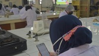 Praktikum dibagi atas dua rombongan belajar tatap muka dan PJJ. Sebelum praktikum dimulai, para mahasiswa mengisi kuis secara online. Foto: detikcom/Trisna Wulandari
