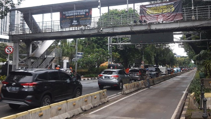 Lalu lintas di Jl Medan Merdeka Barat dibuka usai demonstran bubar.