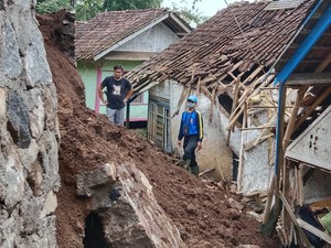 Tebing di Tasikmalaya Longsor, Dua Rumah Warga Rusak Tertimpa
