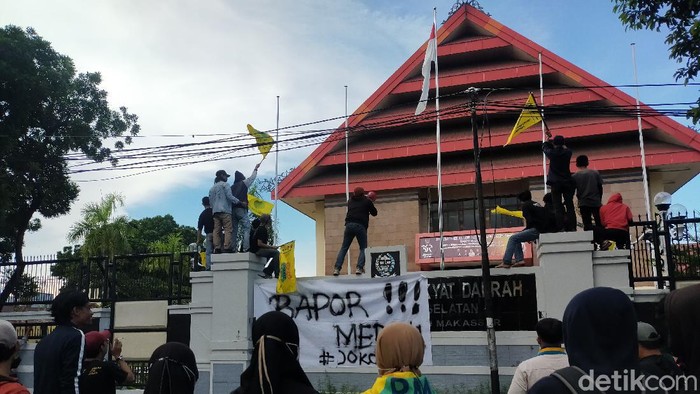 Mahasiswa berunjuk rasa di depan Gedung DPRD Sulsel di Makassar. (Ibnu Munsir/detikcom)