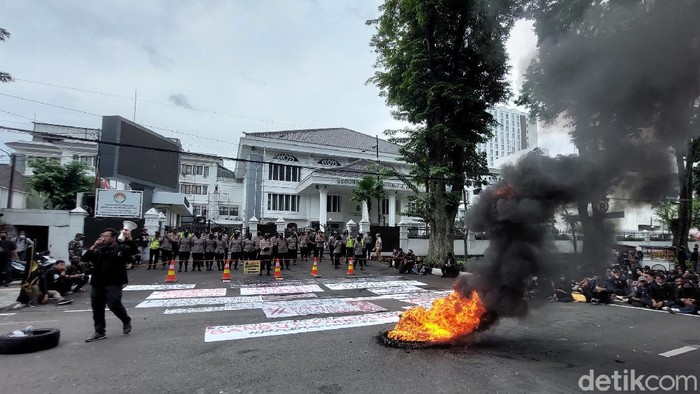 Mahasiswa di Bandung turun ke jalan menyoroti kinerja Jokowi