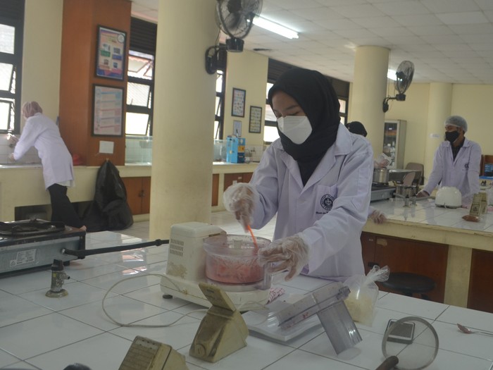 Mahasiswa semester 5 IPB University mulai melaksanakan kuliah tatap muka praktikum di kampus.