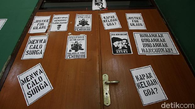 Markas Menwa UNS ditempeli poster-poster kecaman, Solo, Kamis (28/10/2021).