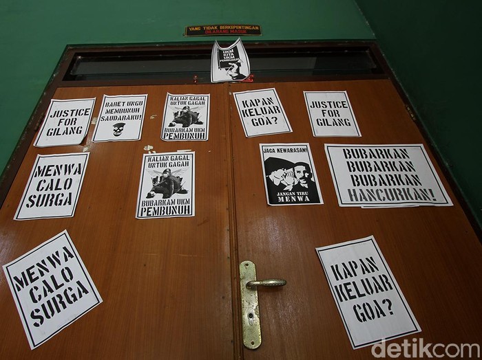 Markas Menwa UNS ditempeli poster-poster kecaman, Solo, Kamis (28/10/2021).