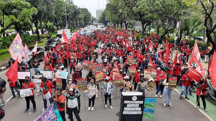 Massa berkumpul di depan Balai Kota DKI Jakarta