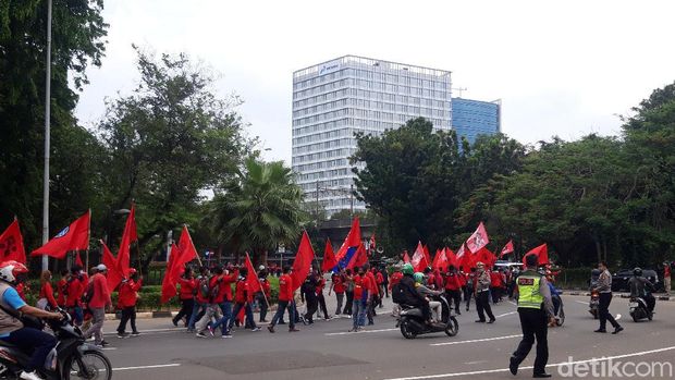Massa Buruh Long March ke Istana, Lalin Jalan Merdeka Selatan Macet
