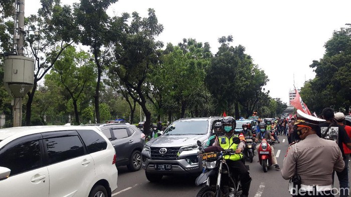 Massa Buruh Long March ke Istana, Lalin Jalan Merdeka Selatan Macet