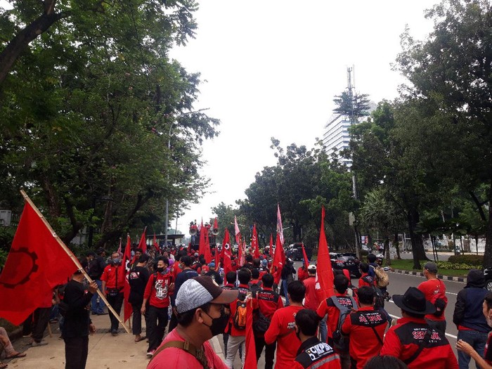 Massa buruh yang hendak aksi di depan Istana Negara berkumpul depan Gedung Perpusnas RI.