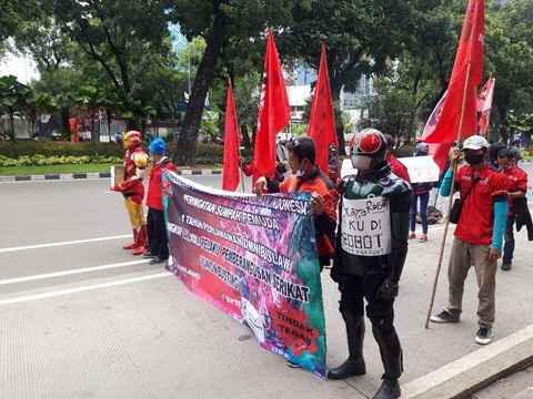 Massa buruh yang hendak aksi di depan Istana Negara berkumpul depan Gedung Perpusnas RI.