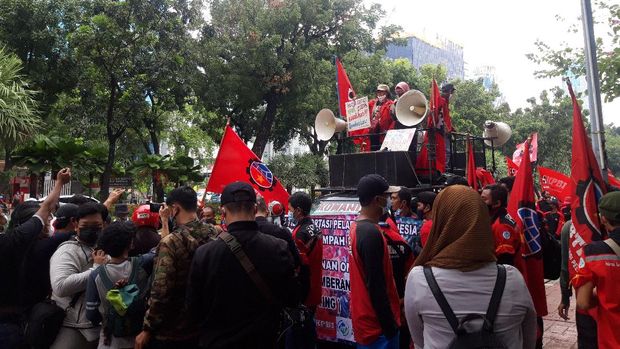 Massa buruh yang hendak aksi di depan Istana Negara berkumpul depan Gedung Perpusnas RI.