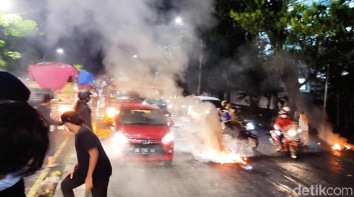 Massa mahasiswa di Jalan Alauddin, Makassar dipukul mundur. (Hermawan/detikcom)