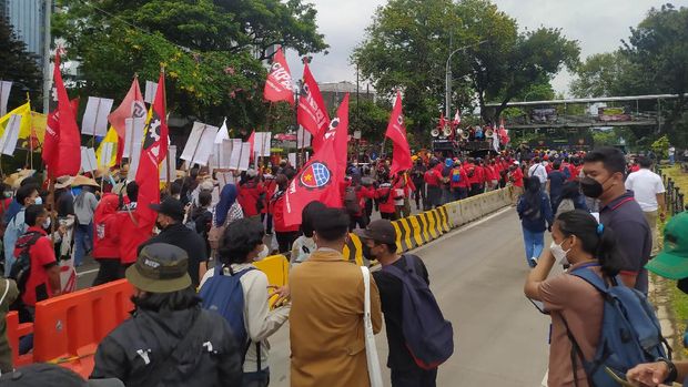 Massa pendemo Jokowi telah berkumpul di Patung Kuda Arjuna Wiwaha, Jakarta.