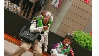 Menonton bersama keponakan. Foto: Twitter