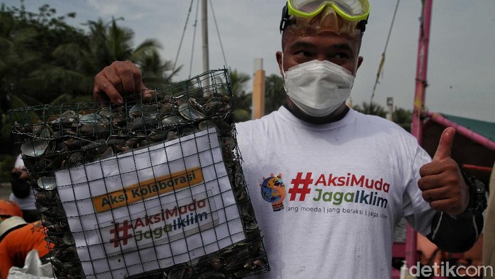 Sejumlah relawan mengikuti kegiatan Aksi Muda Jaga Iklim di kawasan Ancol, Jakarta Utara. Acara itu digelar dalam rangka memperingati Hari Sumpah Pemuda.