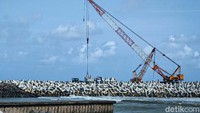 Meski terkendala tingginya gelombang laut pantai selatan, pelaksana proyek memastikan pembangunan terus berjalan dan dapat dituntaskan pada 2023 mendatang.