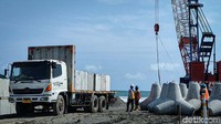 Proyek ini menelan anggaran Rp 764 miliar, dengan rincian Rp375 miliar untuk pembangunan jetty (dermaga) sisi timur dan Rp 389 miliar jetty sisi barat.