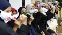 Selain itu, masyarakat juga melakukan pengolahan sampah anorganik hasil dari rumah tangga. Sampah anorganik tersebut dibuat menjadi produk kerajinan tangan seperti vas bunga, nampan, tas, topi dan lain-lain.